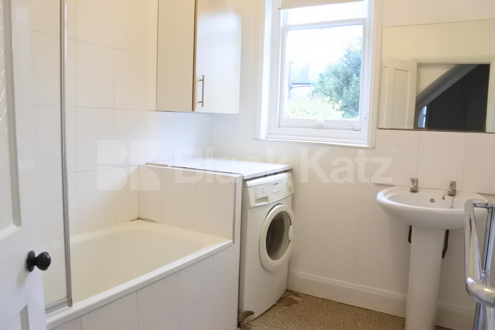			FANSTASTIC NEW INSTRUCTION  No Admin Fees On This Property !, 3 Bedroom, 1 bath, 1 reception Flat			 Elms Avenue, Muswell Hill