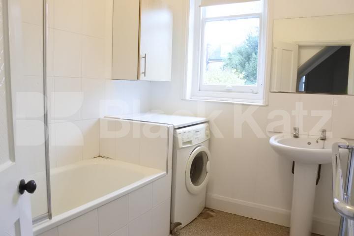 			FANSTASTIC NEW INSTRUCTION  No Admin Fees On This Property !, 3 Bedroom, 1 bath, 1 reception Flat			 Elms Avenue, Muswell Hill