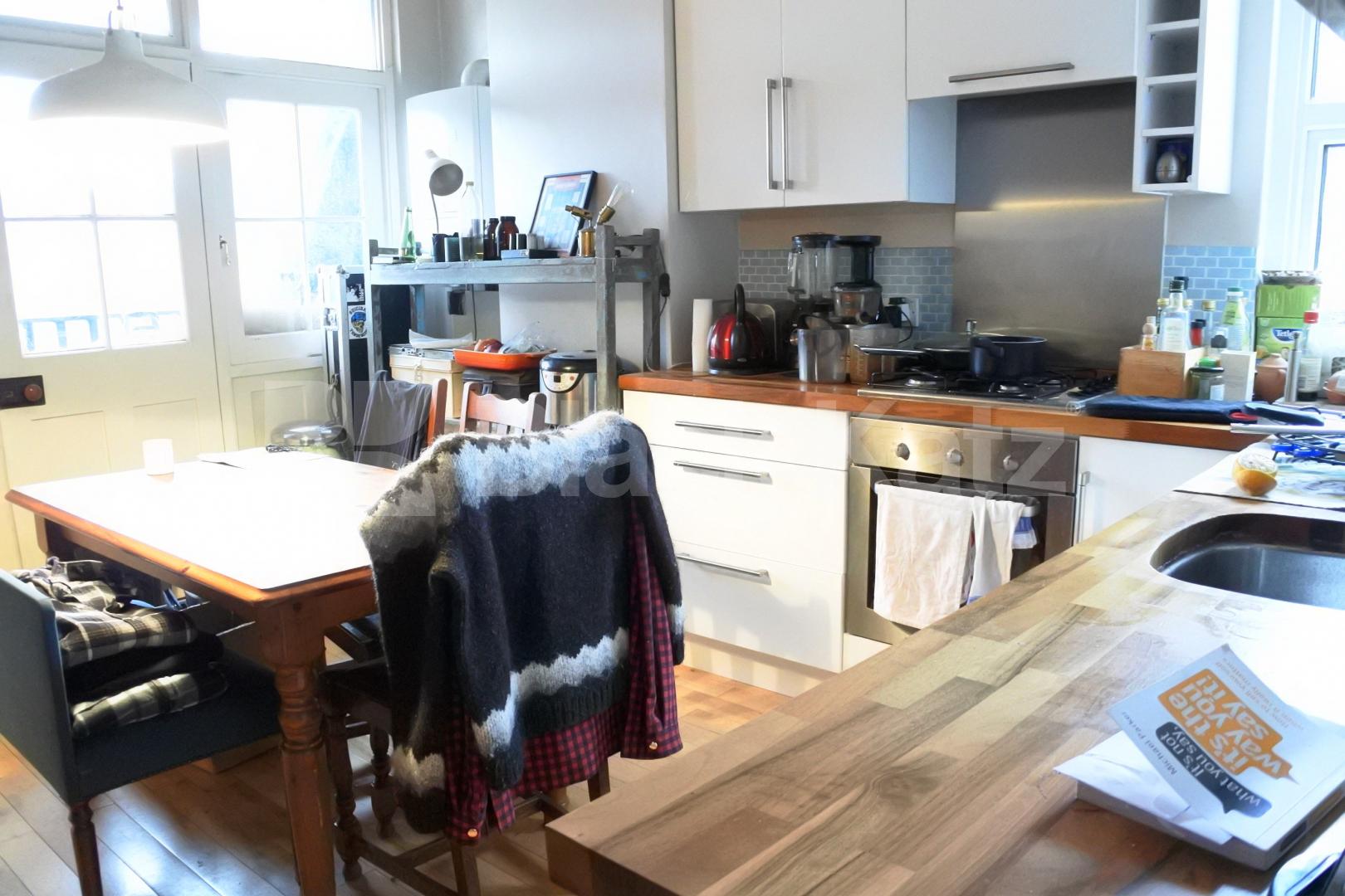 			Amazing Top Floor 2 Bed Property With Balcony !, 2 Bedroom, 1 bath, 1 reception Flat			 Priory Road, Crouch End