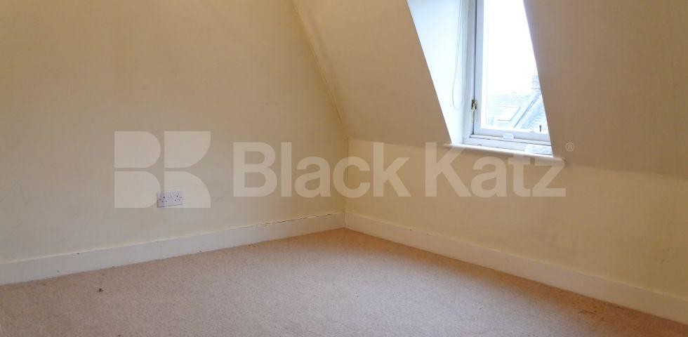			Newly Decorated Top floor Property With Communal Garden, 2 Bedroom, 1 bath, 1 reception Flat			 Womersley Road, Crouch End