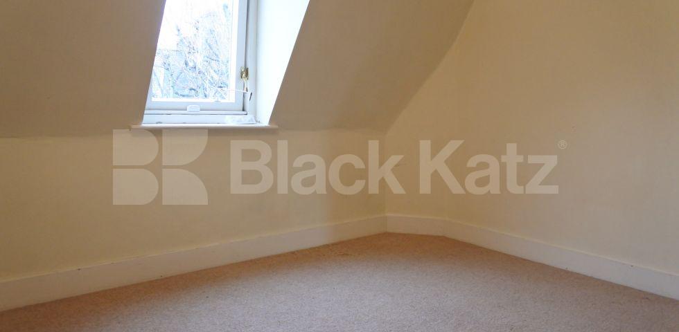 			Newly Decorated Top floor Property With Communal Garden, 2 Bedroom, 1 bath, 1 reception Flat			 Womersley Road, Crouch End