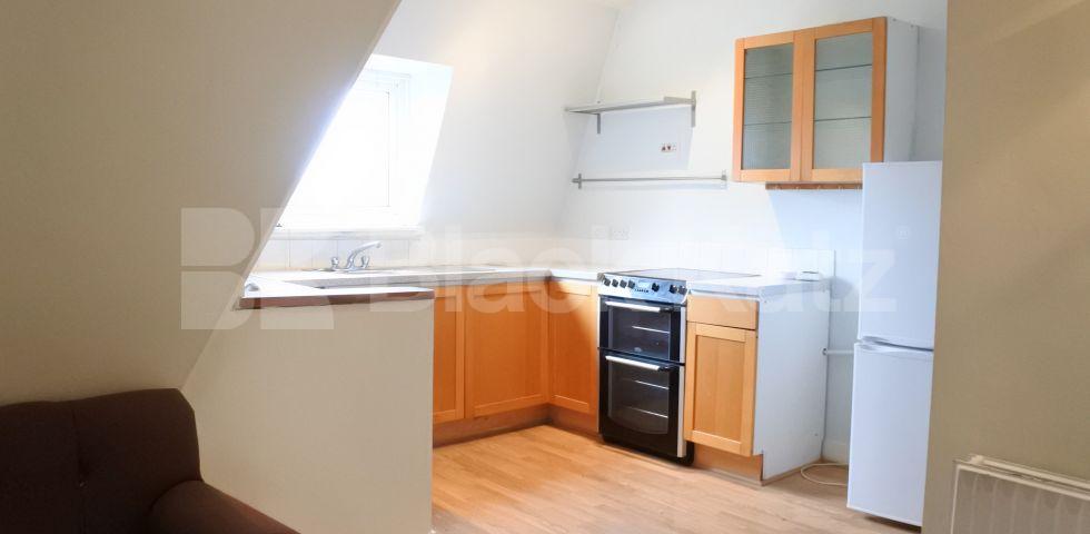 			Newly Decorated Top floor Property With Communal Garden, 2 Bedroom, 1 bath, 1 reception Flat			 Womersley Road, Crouch End