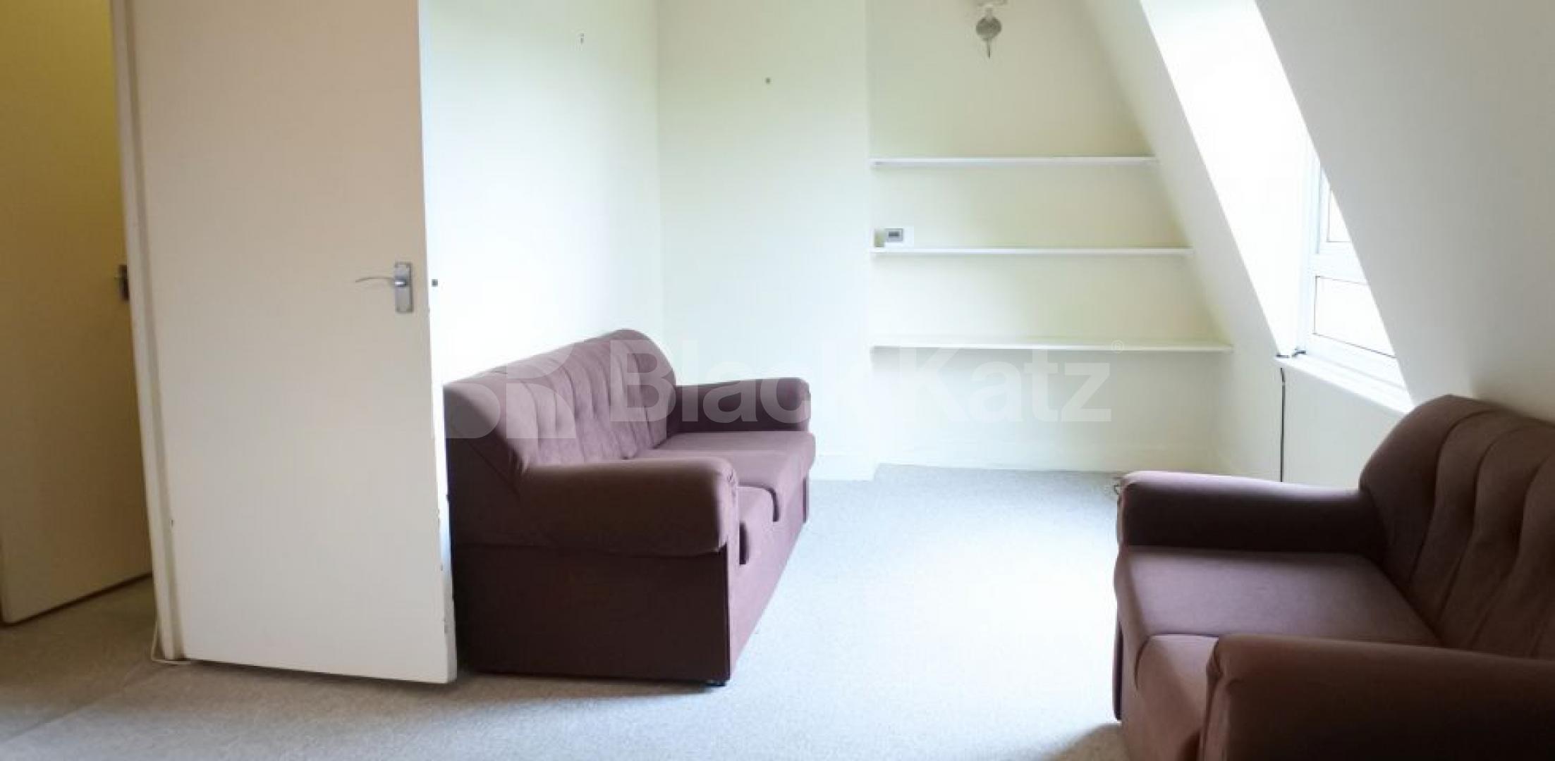 			Newly Decorated Top floor Property With Communal Garden, 2 Bedroom, 1 bath, 1 reception Flat			 Womersley Road, Crouch End