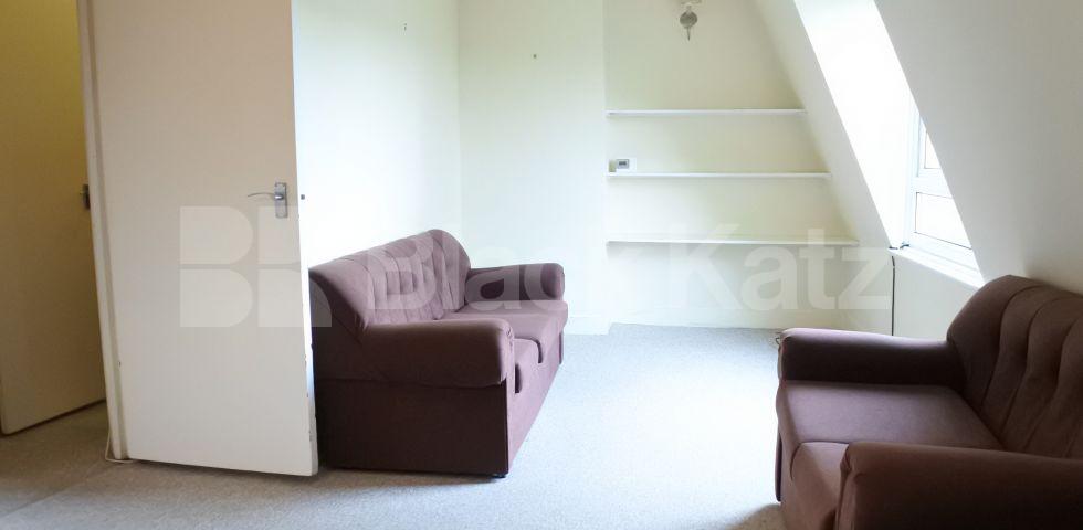 			Newly Decorated Top floor Property With Communal Garden, 2 Bedroom, 1 bath, 1 reception Flat			 Womersley Road, Crouch End