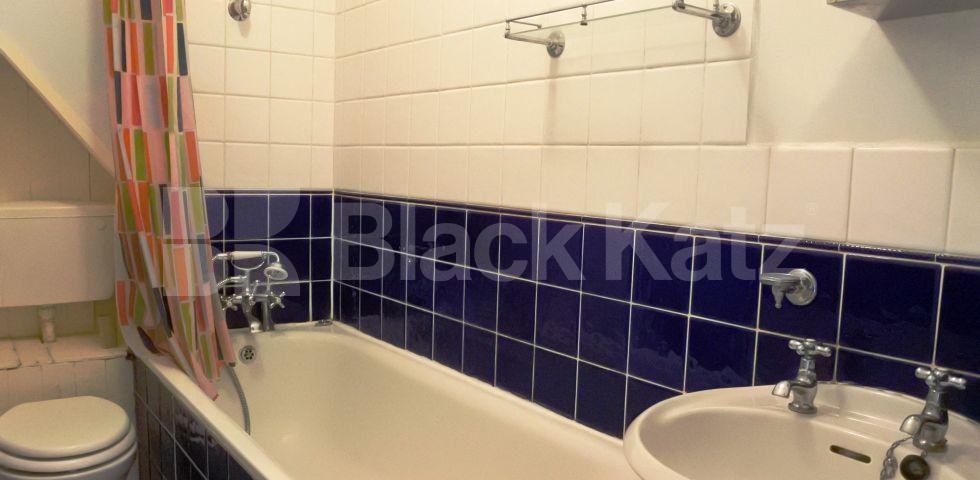 			Newly Decorated Top floor Property With Communal Garden, 2 Bedroom, 1 bath, 1 reception Flat			 Womersley Road, Crouch End