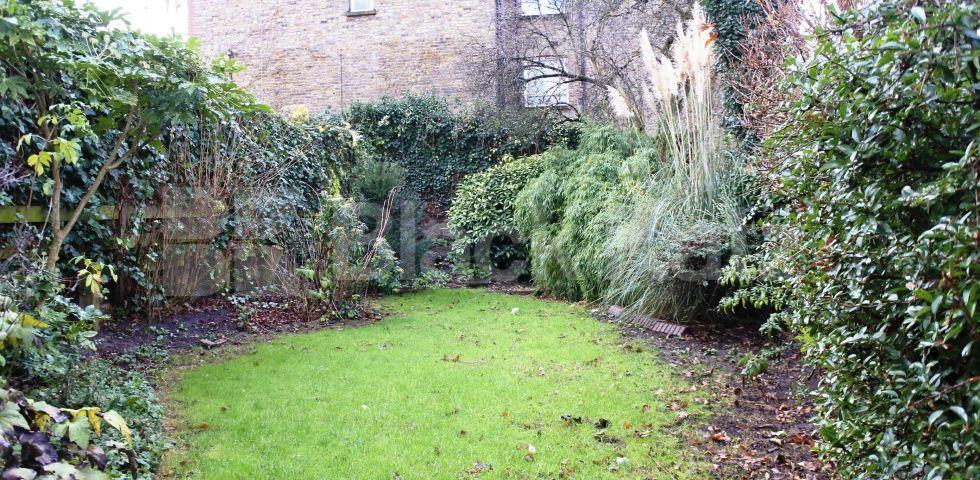 			Newly Decorated Top floor Property With Communal Garden, 2 Bedroom, 1 bath, 1 reception Flat			 Womersley Road, Crouch End