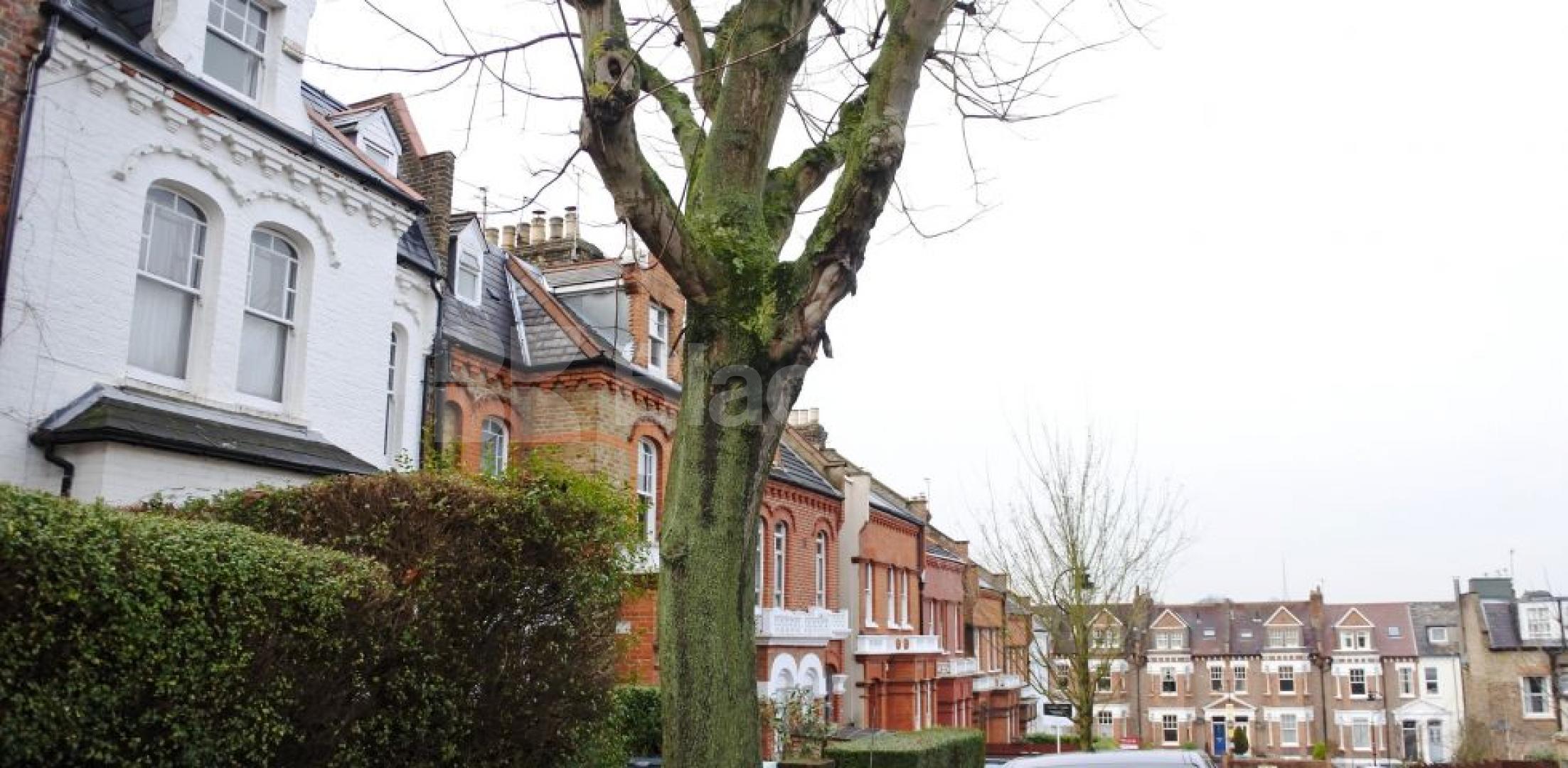 			Newly Decorated Top floor Property With Communal Garden, 2 Bedroom, 1 bath, 1 reception Flat			 Womersley Road, Crouch End