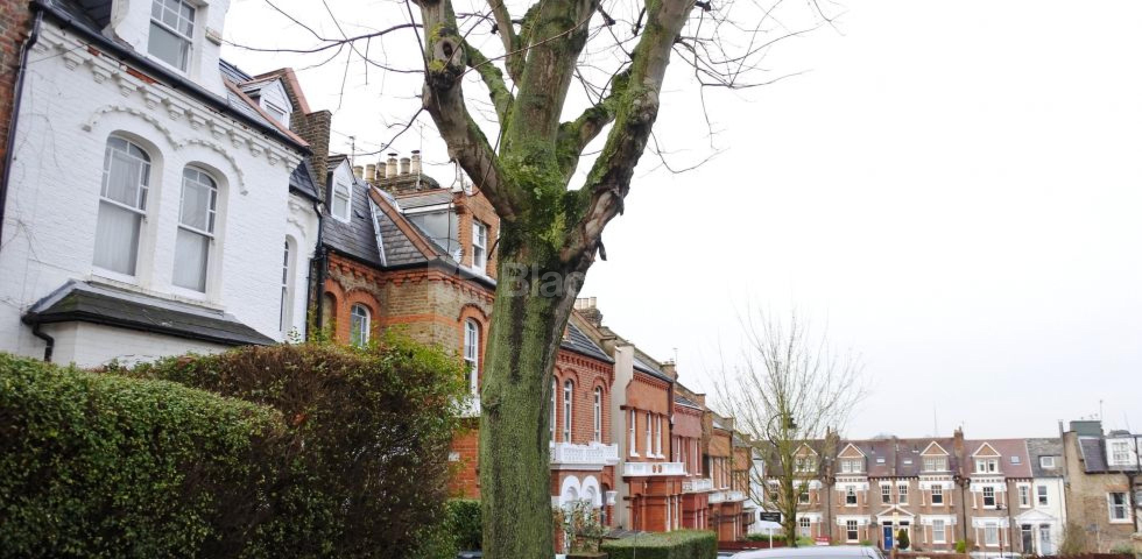 			Newly Decorated Top floor Property With Communal Garden, 2 Bedroom, 1 bath, 1 reception Flat			 Womersley Road, Crouch End N8