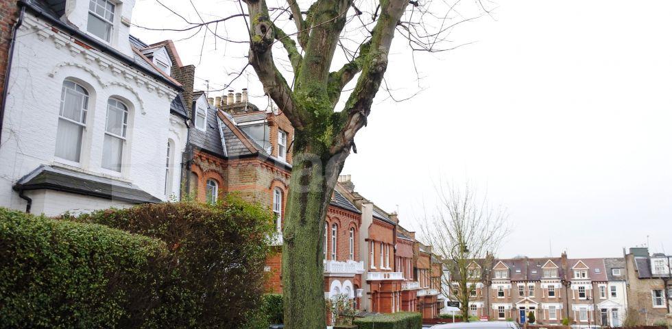 			Newly Decorated Top floor Property With Communal Garden, 2 Bedroom, 1 bath, 1 reception Flat			 Womersley Road, Crouch End