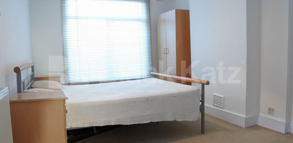 			1 Bedroom, 1 bath, 1 reception Flat			 Park Road, CROUCH END