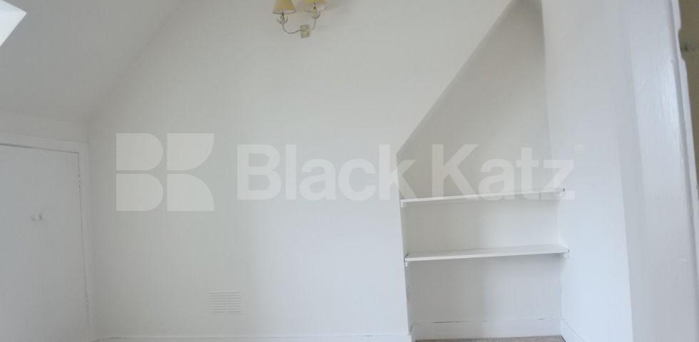 			Newly Decorated Top floor Property With Communal Garden, 2 Bedroom, 1 bath, 1 reception Flat			 Womersley Road, Crouch End