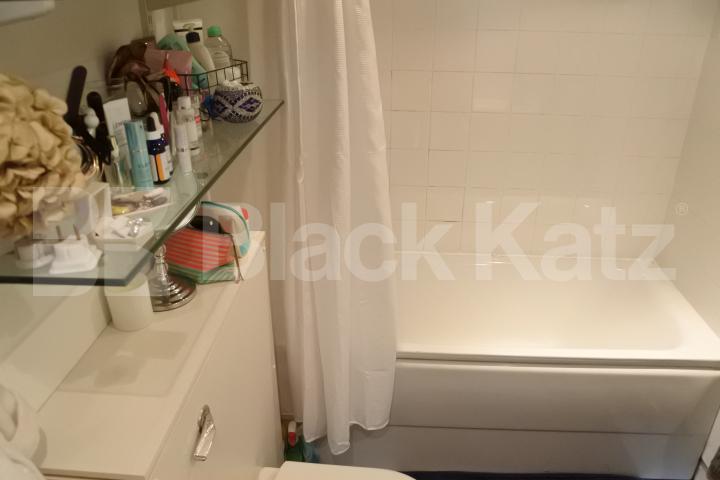 			Unique Property !, 1 Bedroom, 1 bath, 1 reception House			 Womersley Road, CROUCH END