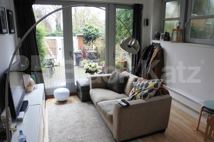 			Unique Property !, 1 Bedroom, 1 bath, 1 reception House			 Womersley Road, CROUCH END