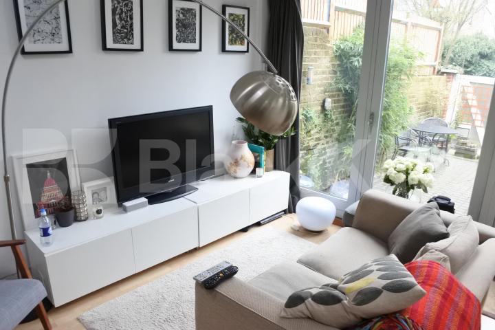 			Unique Property !, 1 Bedroom, 1 bath, 1 reception House			 Womersley Road, CROUCH END