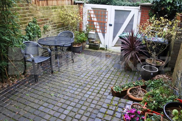 			Unique Property !, 1 Bedroom, 1 bath, 1 reception House			 Womersley Road, CROUCH END