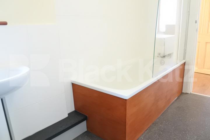 			2 Bedroom, 1 bath, 1 reception Flat			 Lesley road, East Finchley