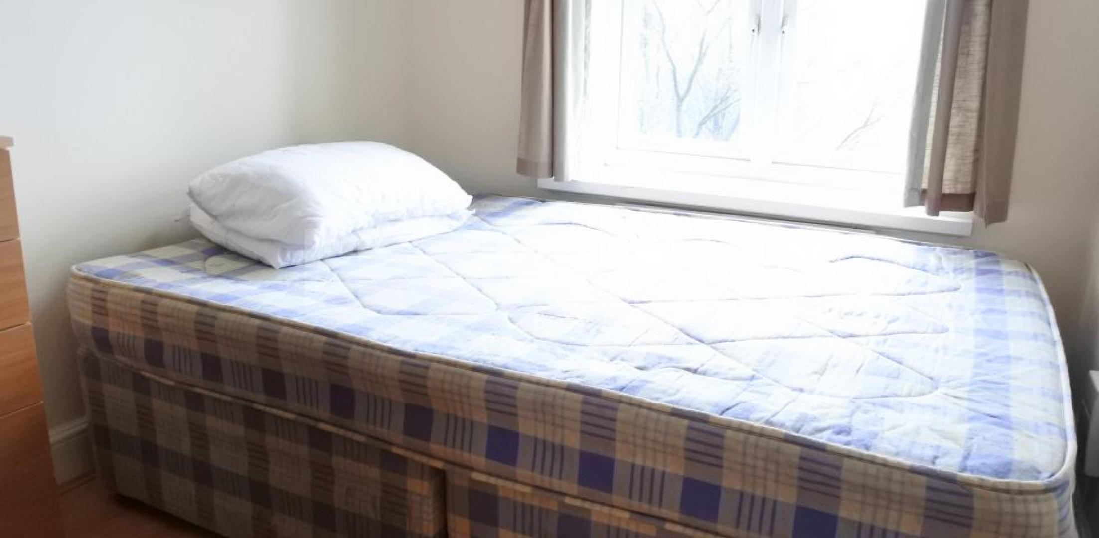 			Only a 3 Week Deposit Required !, 4 Bedroom, 1 bath, 1 reception Flat			 Alymer Road, East Finchley