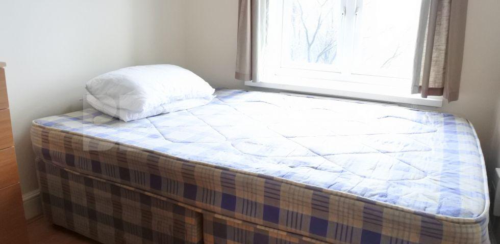 			Only a 3 Week Deposit Required !, 4 Bedroom, 1 bath, 1 reception Flat			 Alymer Road, East Finchley