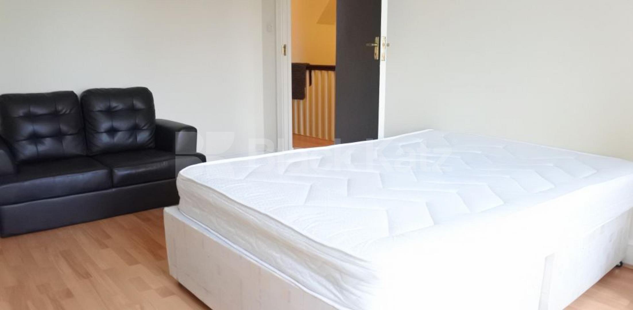 			Only a 3 Week Deposit Required !, 4 Bedroom, 1 bath, 1 reception Flat			 Alymer Road, East Finchley