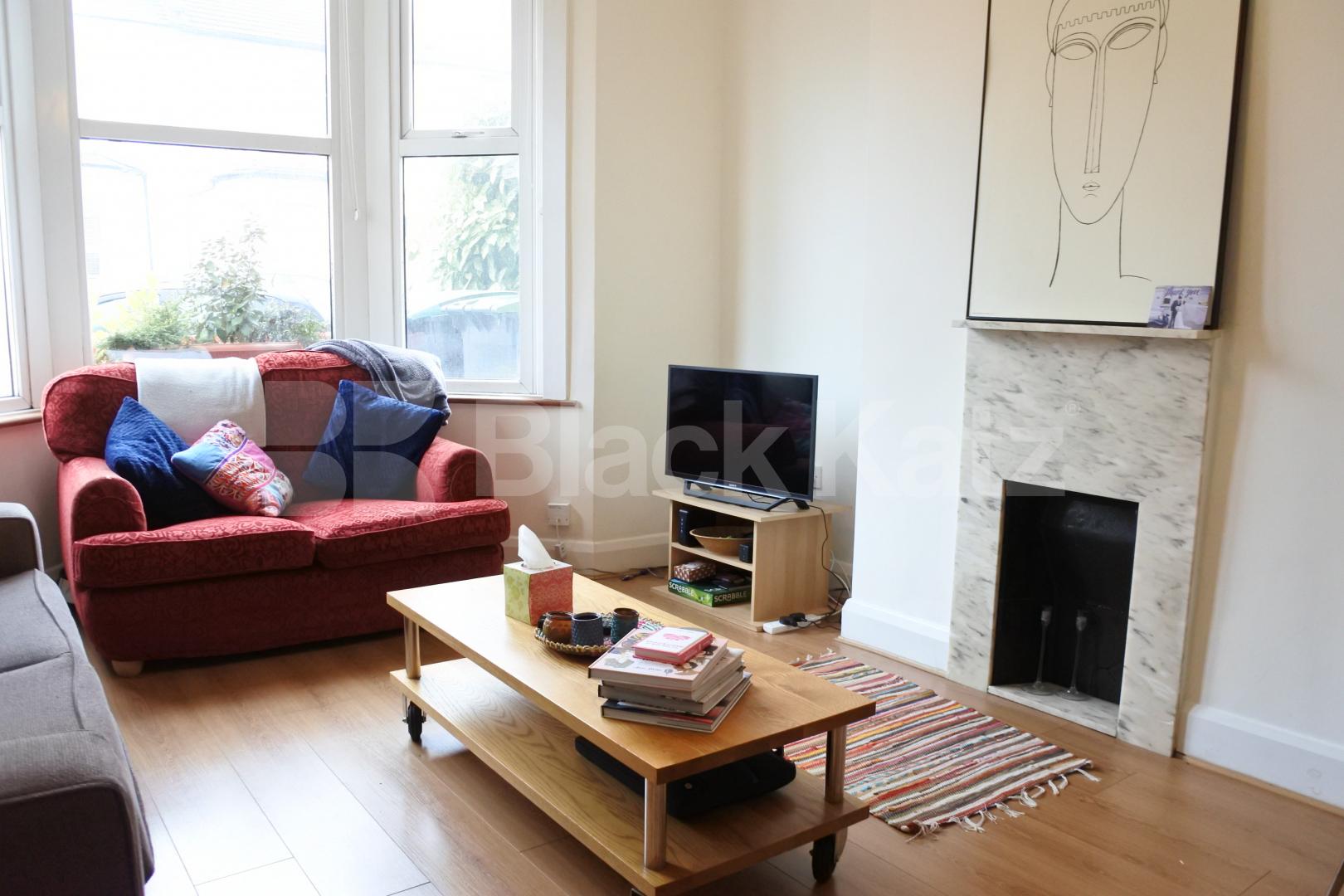 			Great Two Bed Property With Patio Garden !, 2 Bedroom, 1 bath, 1 reception Flat			 Parkhurst road, Bounds Green