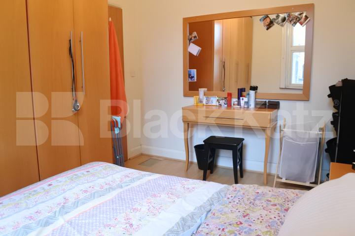 			Great Two Bed Property With Patio Garden !, 2 Bedroom, 1 bath, 1 reception Flat			 Parkhurst road, Bounds Green