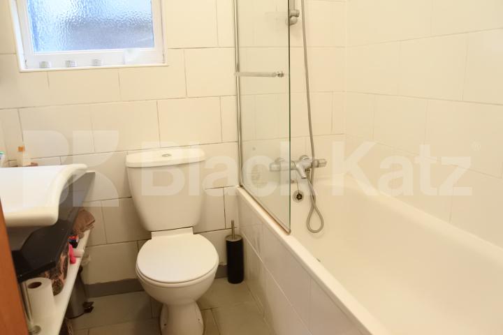 			Great Two Bed Property With Patio Garden !, 2 Bedroom, 1 bath, 1 reception Flat			 Parkhurst road, Bounds Green