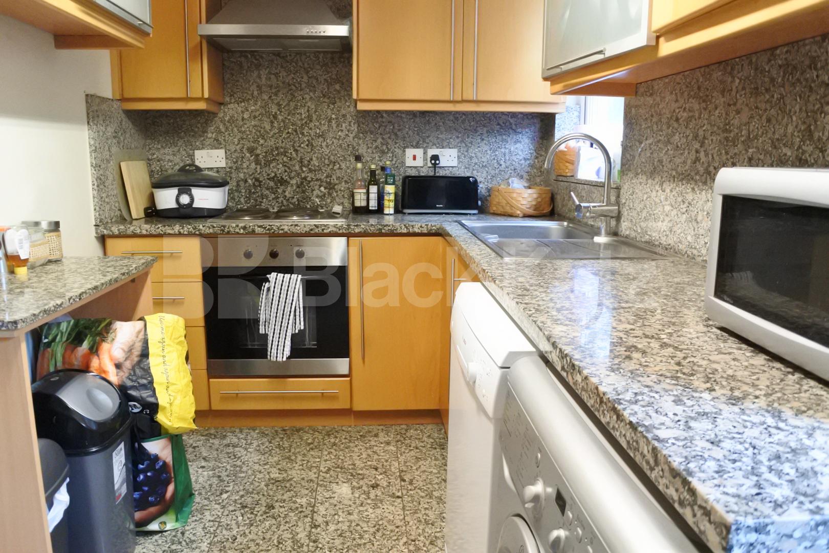 			Great Two Bed Property With Patio Garden !, 2 Bedroom, 1 bath, 1 reception Flat			 Parkhurst road, Bounds Green