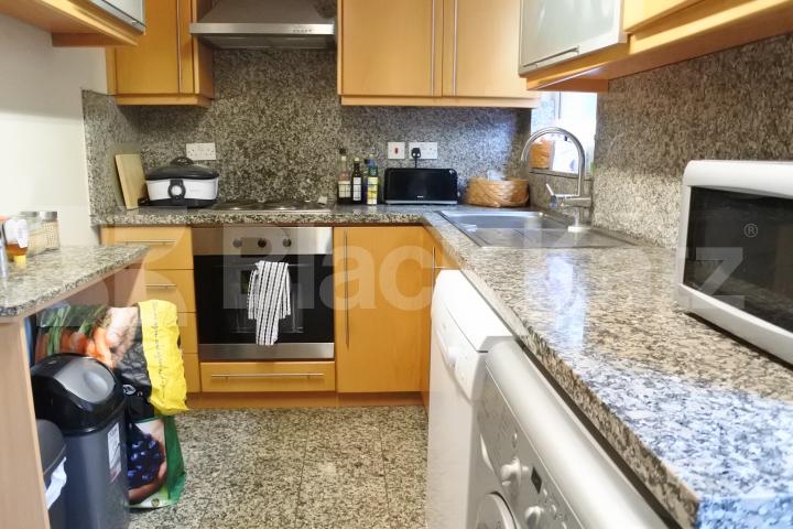 			Great Two Bed Property With Patio Garden !, 2 Bedroom, 1 bath, 1 reception Flat			 Parkhurst road, Bounds Green