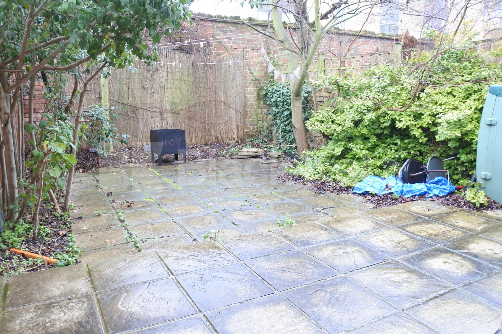 			Great Two Bed Property With Patio Garden !, 2 Bedroom, 1 bath, 1 reception Flat			 Parkhurst road, Bounds Green