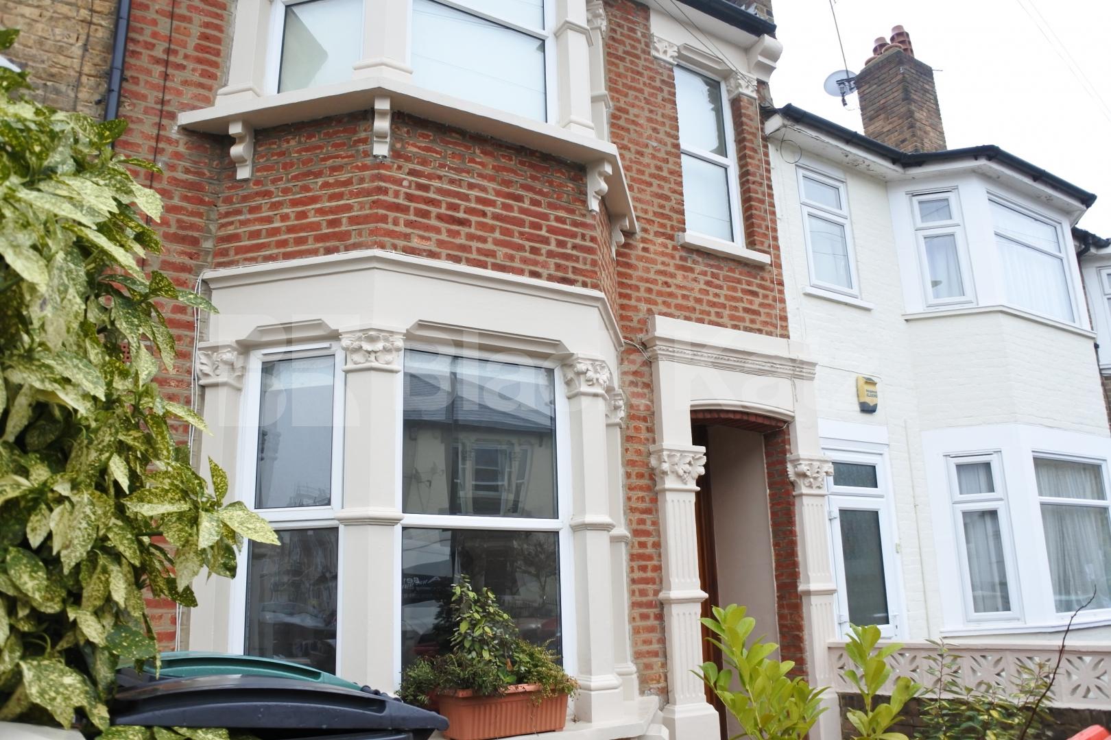 			Great Two Bed Property With Patio Garden !, 2 Bedroom, 1 bath, 1 reception Flat			 Parkhurst road, Bounds Green