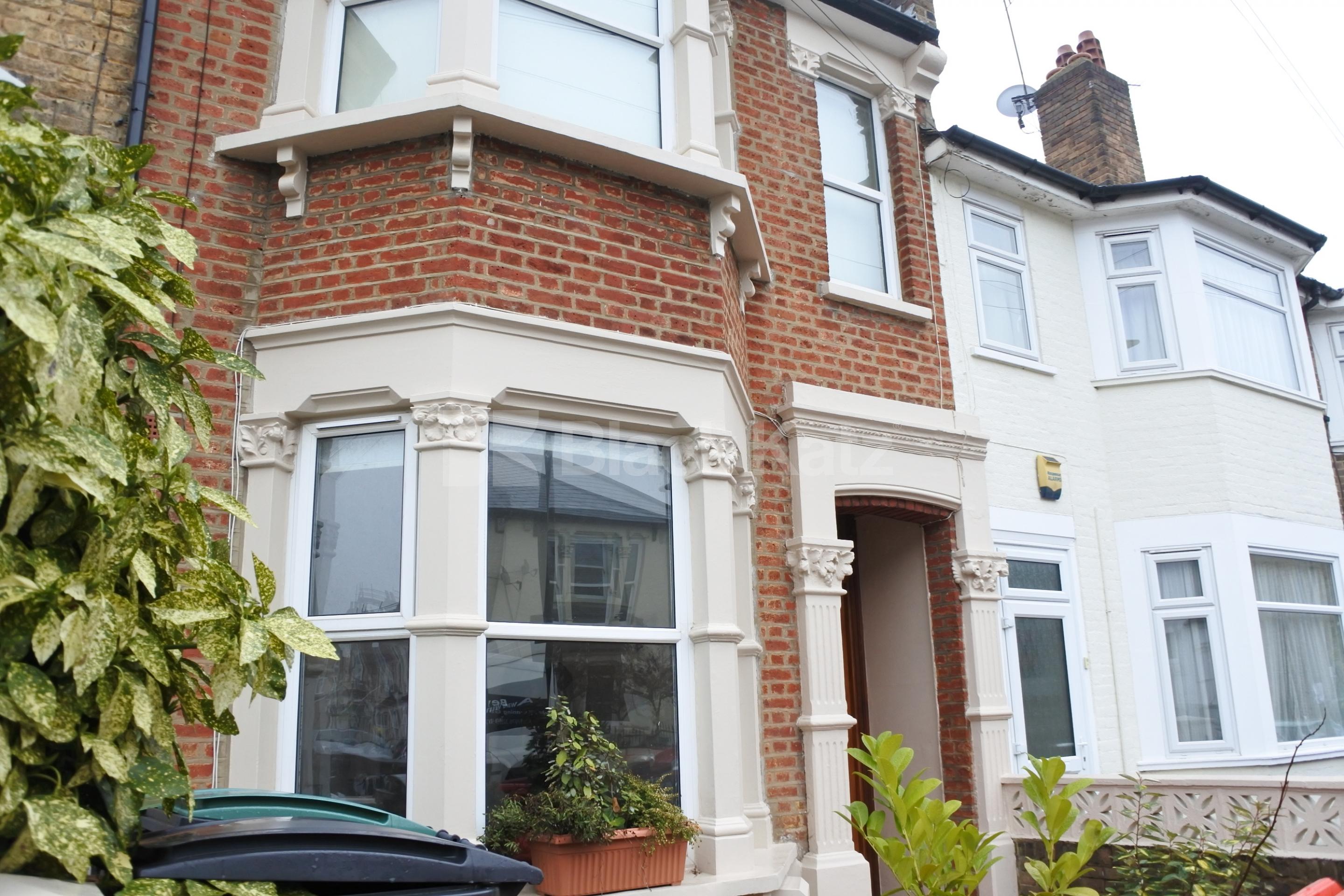 			Great Two Bed Property With Patio Garden !, 2 Bedroom, 1 bath, 1 reception Flat			 Parkhurst road, Bounds Green N22