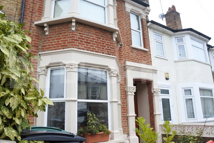 			Great Two Bed Property With Patio Garden !, 2 Bedroom, 1 bath, 1 reception Flat			 Parkhurst road, Bounds Green