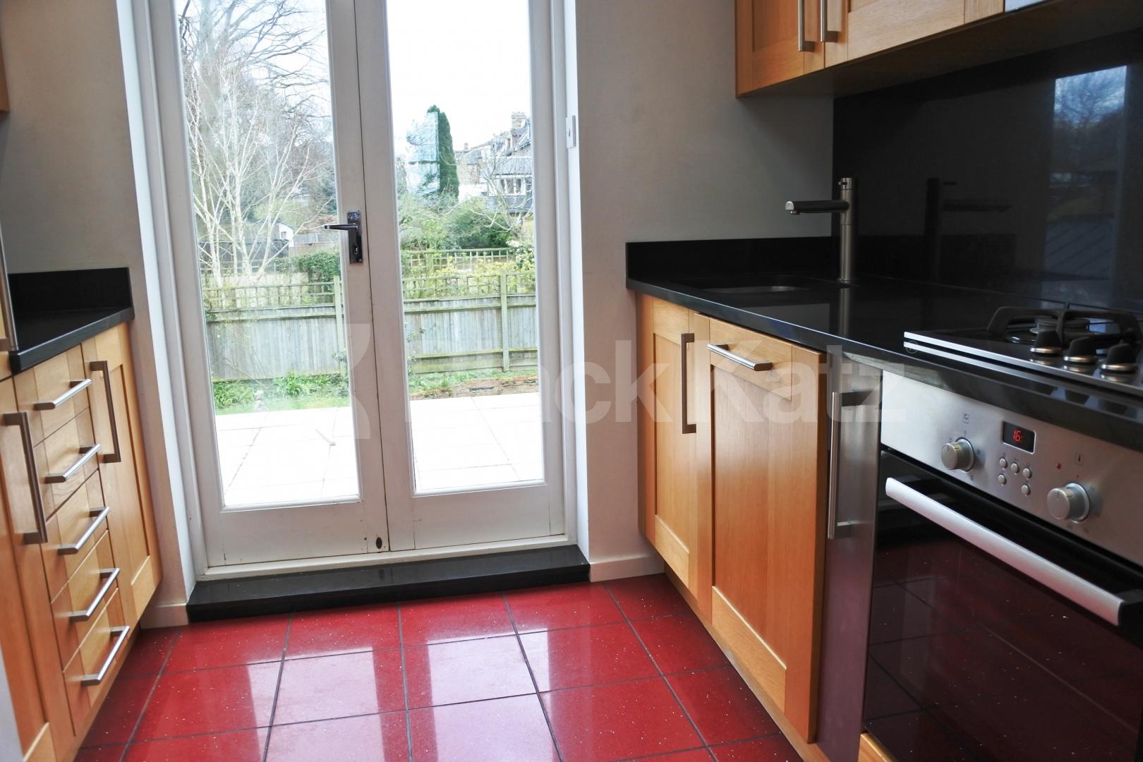 			MINS TO BROADWAY! , 2 Bedroom, 1 bath, 1 reception Flat			 Pages Lane, MUSWELL HILL