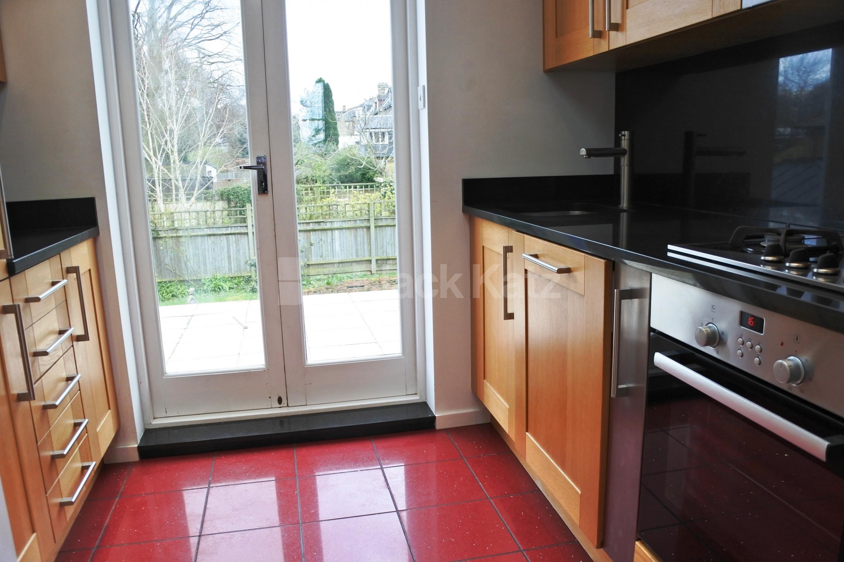 			MINS TO BROADWAY! , 2 Bedroom, 1 bath, 1 reception Flat			 Pages Lane, MUSWELL HILL N10