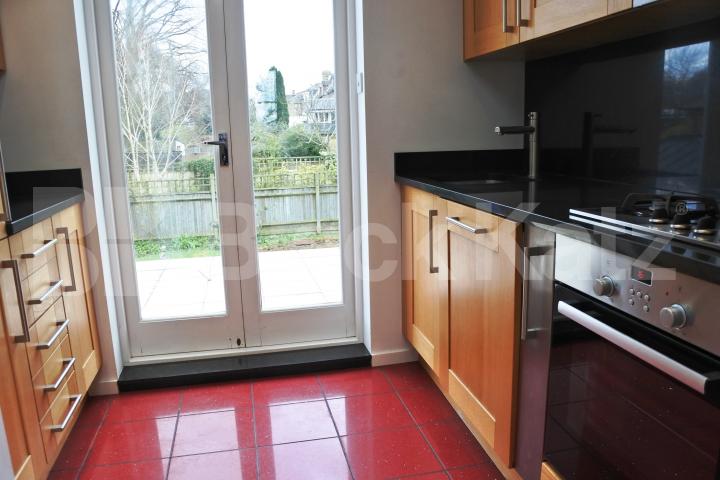 			MINS TO BROADWAY! , 2 Bedroom, 1 bath, 1 reception Flat			 Pages Lane, MUSWELL HILL