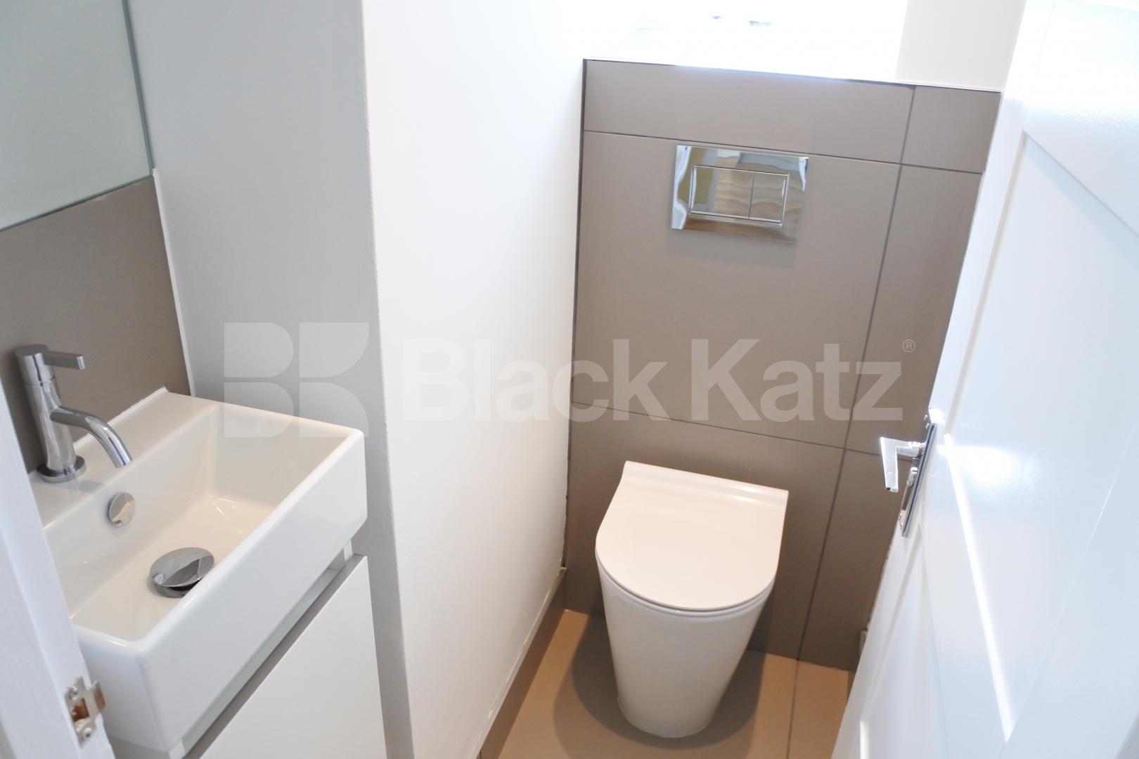 			Amazing flat with large roof terrace!!!, 1 Bedroom, 1 bath, 1 reception Flat			 Avenue Road, Highgate