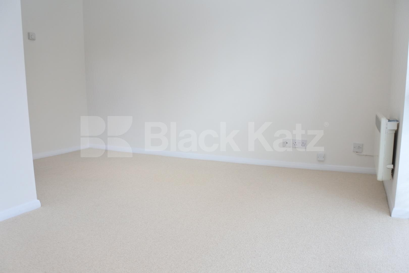 			Amazing flat with large roof terrace!!!, 1 Bedroom, 1 bath, 1 reception Flat			 Avenue Road, Highgate