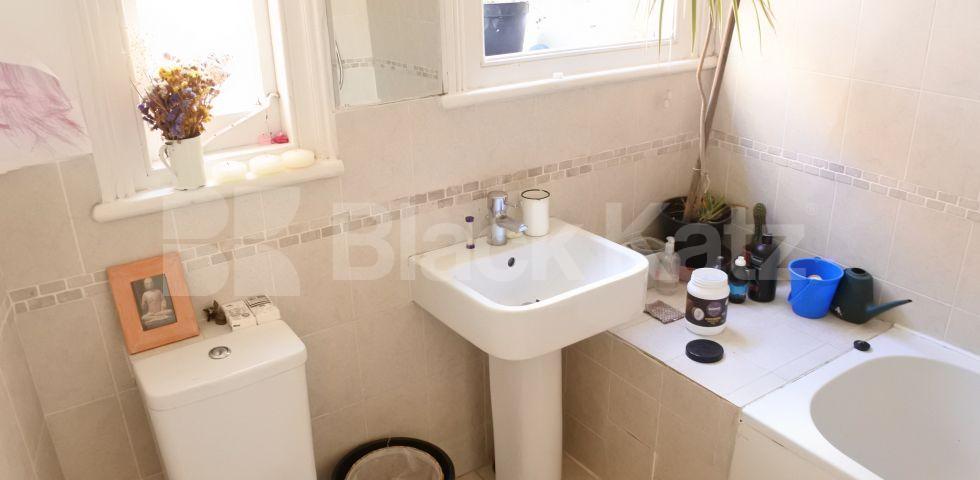 			NEW INSTRUCTION!, 2 Bedroom, 1 bath, 1 reception Flat			 Harvey Road, CROUCH END