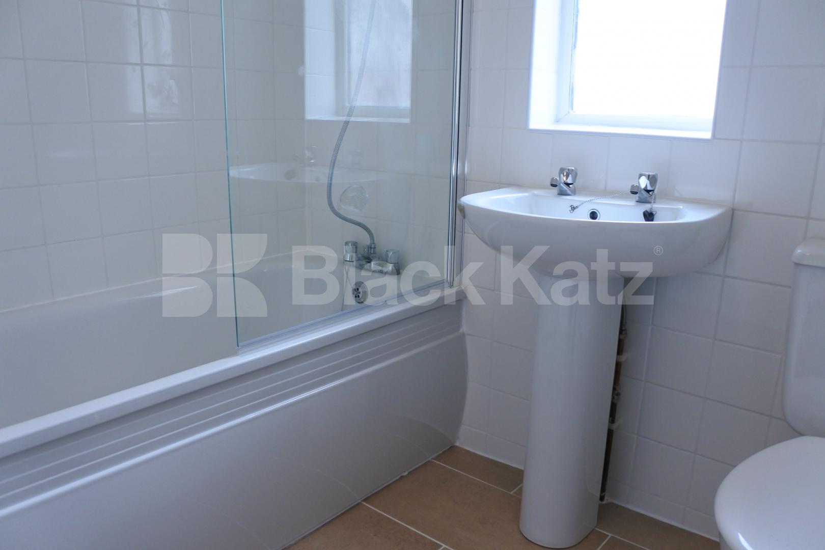 			Large Two Bed Property !, 2 Bedroom, 1 bath, 1 reception Flat			 Wightman Road, Haringey Ladder