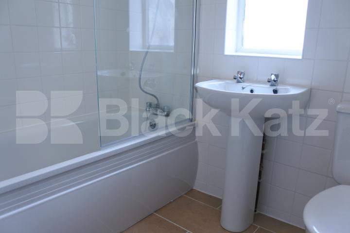 			Large Two Bed Property !, 2 Bedroom, 1 bath, 1 reception Flat			 Wightman Road, Haringey Ladder