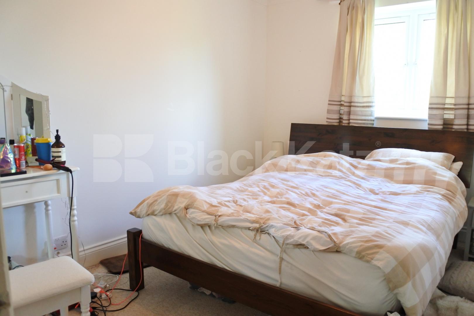 			Fantastic One Bed With OSP !, 1 Bedroom, 1 bath, 1 reception Apartment			 Mayfield Road, Crouch End