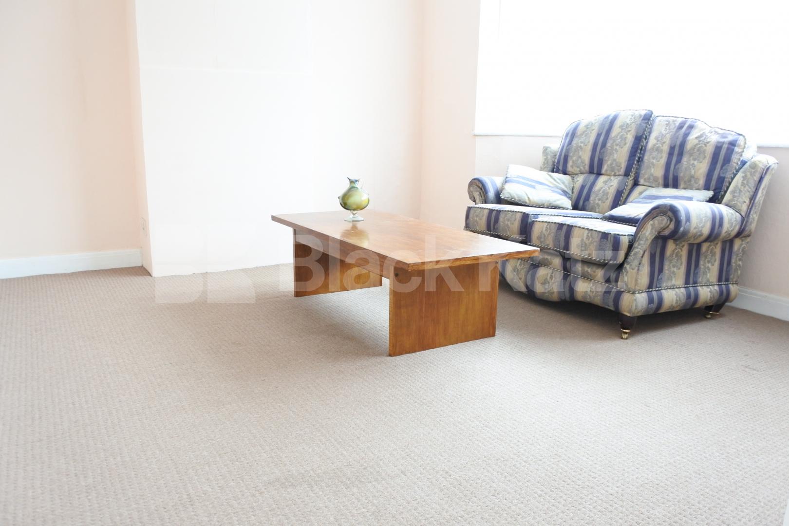 			Newly Refurbished Four Bedroom House !, 4 Bedroom, 1 bath, 1 reception End Terraced House			 Oakleigh Road North, Whetstone