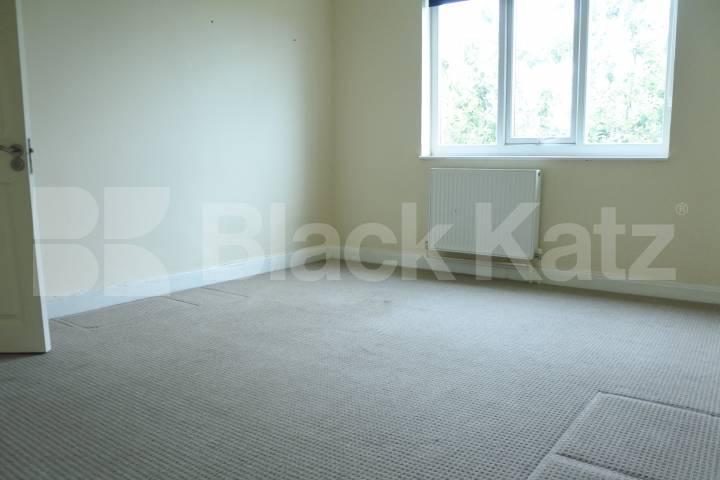 			Newly Refurbished Four Bedroom House !, 4 Bedroom, 1 bath, 1 reception End Terraced House			 Oakleigh Road North, Whetstone