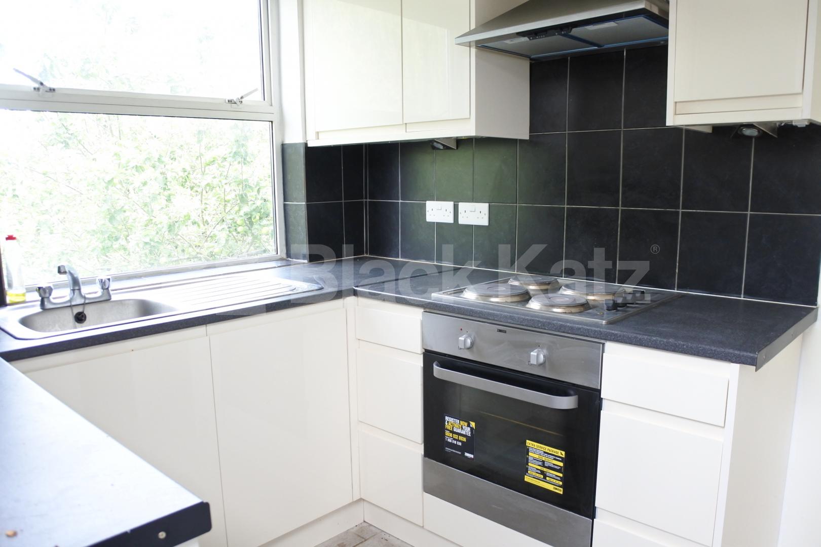 			Newly Refurbished Four Bedroom House !, 4 Bedroom, 1 bath, 1 reception End Terraced House			 Oakleigh Road North, Whetstone