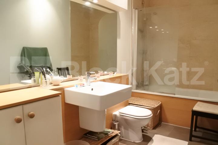 			Stunning 2 bedroom flat with private outdoor space, 2 Bedroom, 1 bath, 1 reception Apartment			 Park Road , Crouch End