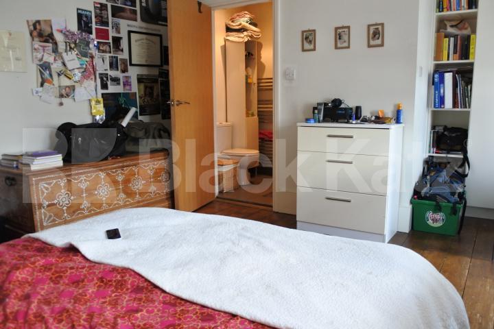 			Stunning 2 bedroom flat with private outdoor space, 2 Bedroom, 1 bath, 1 reception Apartment			 Park Road , Crouch End