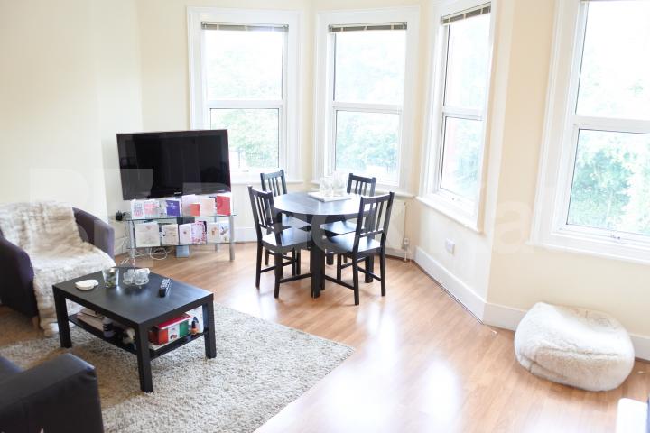 spacious well presented 2 bedroom flat a short walk to a piccadilly line  Frobisher Road, Harringay 