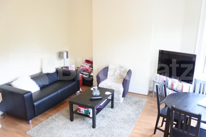 spacious well presented 2 bedroom flat a short walk to a piccadilly line  Frobisher Road, Harringay 