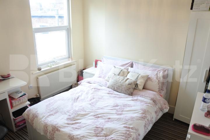 spacious well presented 2 bedroom flat a short walk to a piccadilly line  Frobisher Road, Harringay 