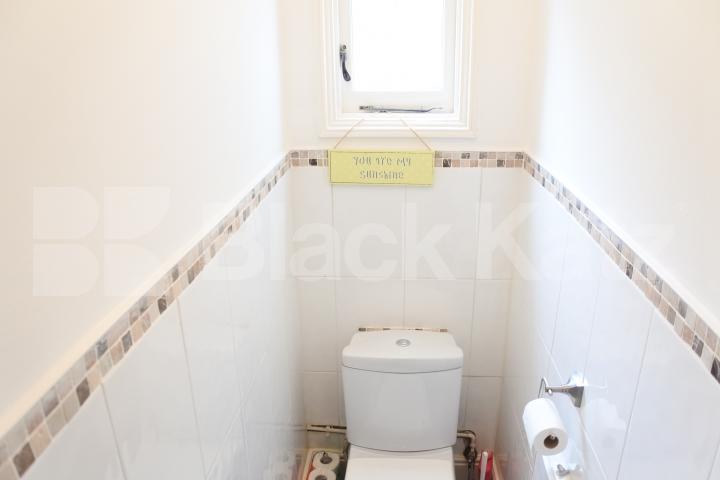 spacious well presented 2 bedroom flat a short walk to a piccadilly line  Frobisher Road, Harringay 